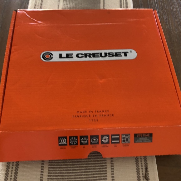 New Le Crueset with scrubbing brush - Picture 2 of 2